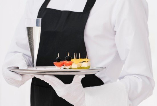 Rátka településre a Sauska borászat modern éttermébe keresünk ÉTTERMI FELSZOLGÁLÓ munkatársat!