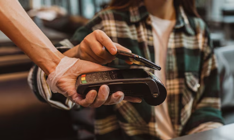 Dabasi üzletbe eladót keresünk – nyugdíjasok és kezdők jelentkezését is várjuk, nettó 320 000–350 000 Ft