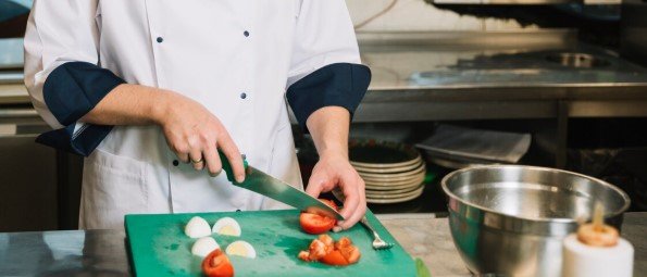 Szakács és konyhai kisegítő állás Békéscsabán – teljes és hétvégi részmunkaidő