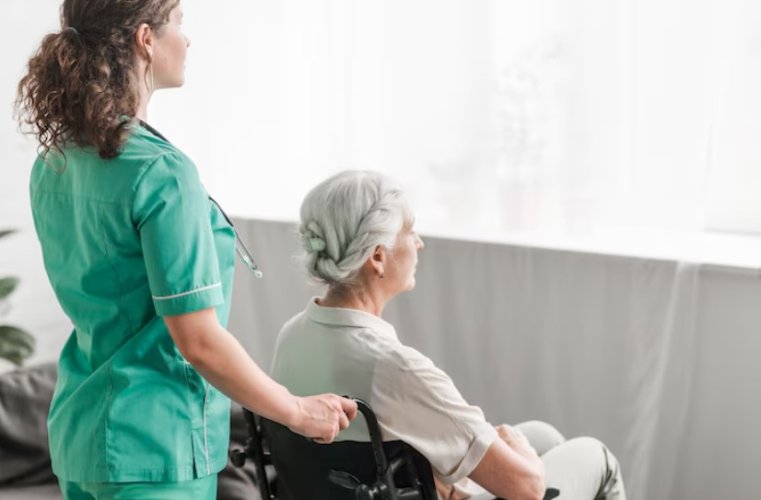 Szakképzett ápoló és gondozó állás Szentkirályon – 12 órás munkarend, biztos munkakörülmények